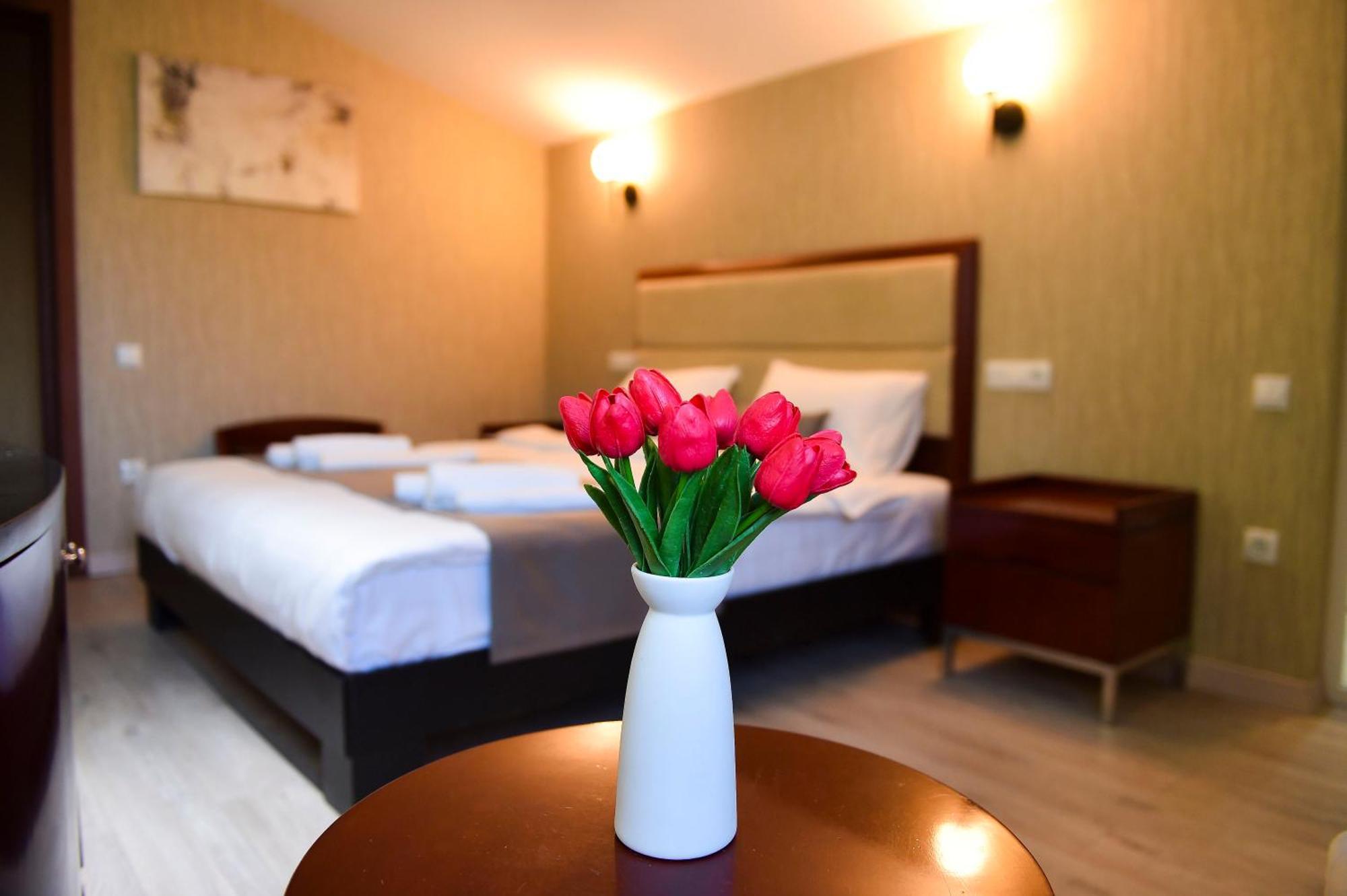 Kraveli Hotel Тбилиси Экстерьер фото