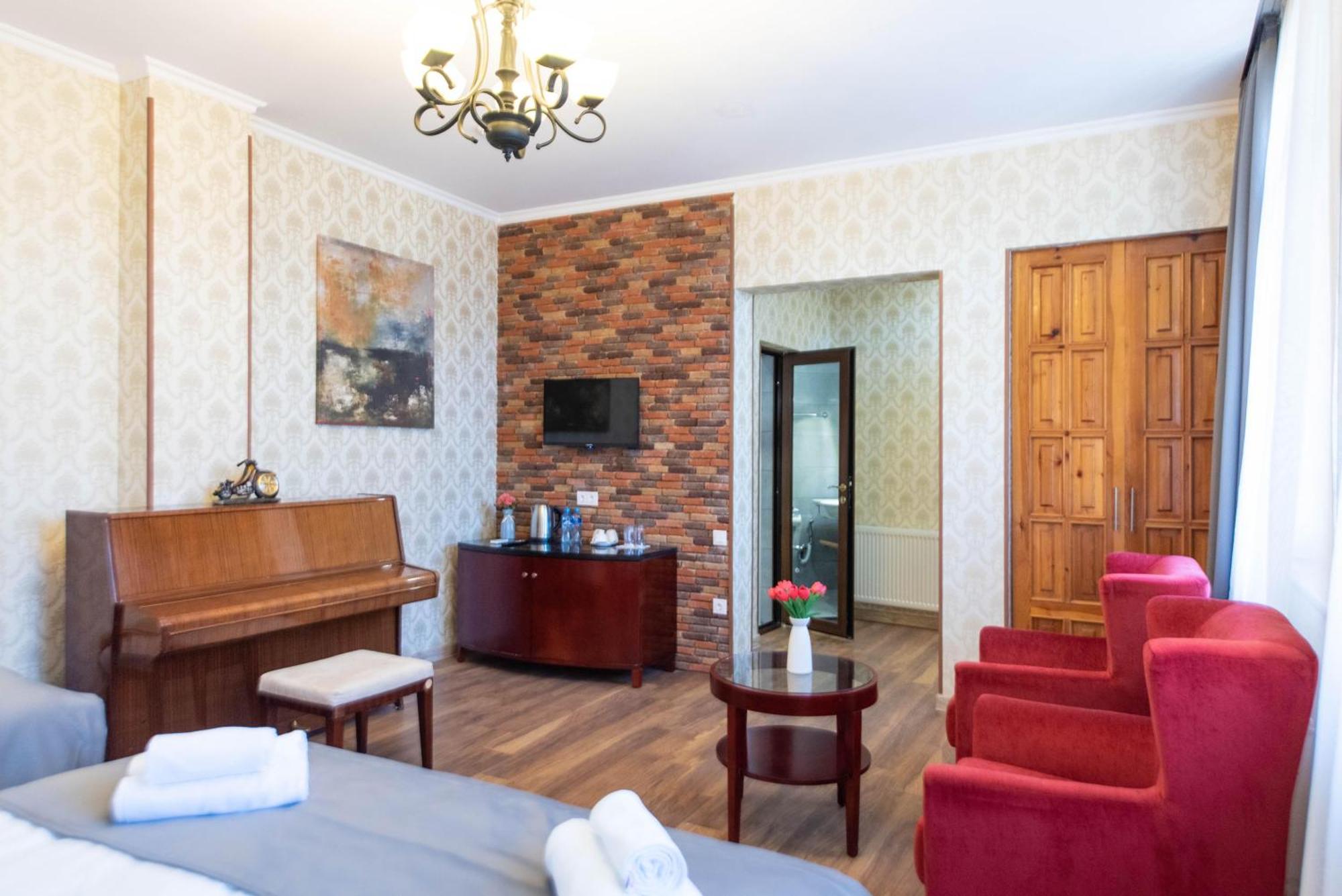 Kraveli Hotel Тбилиси Экстерьер фото
