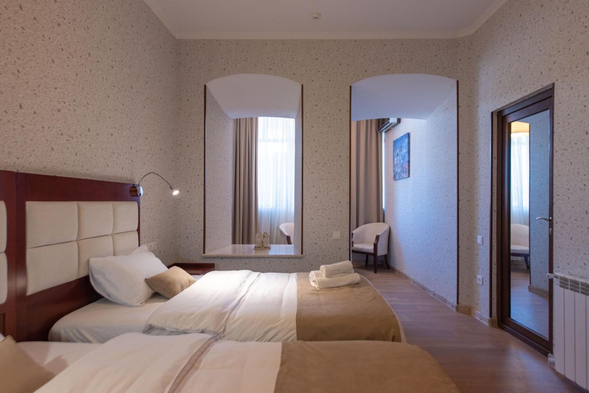 Kraveli Hotel Тбилиси Экстерьер фото